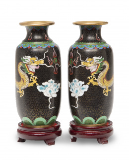 918.  Pareja de jarrones con esmalte cloisoné decorados con dragones.China, S. XX.