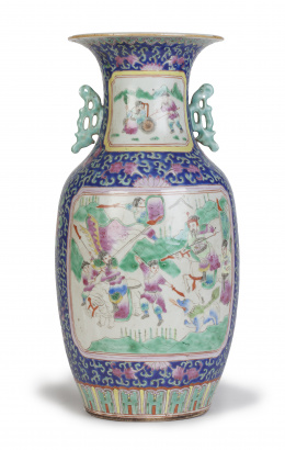 685.  Jarrón en porcelana esmaltada con escenas de guerreros.China, S. XIX-XX.