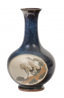 783.  Jarrón en cerámica azul con medallón con garzas.China, pp. del S. XX.