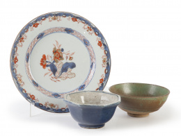 681.  Lote de tres piezas, incluyendo un plato de Compañía de Indias.China, S. XIX-XX.