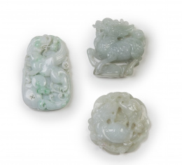 680.  Lote de tres jades tallados con dragones.China, pp. del S. XX.