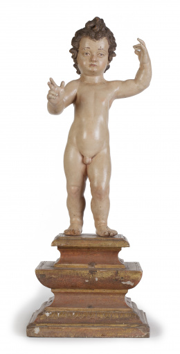 576.  "Niño Jesús bendiciendo".Escultura en madera tallada y policromada, siguiendo modelos de Juan de Mesa.Sobre peana de madera tallada y dorado.Trabajo español, S. XVIII.