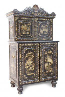 980.  Cabinet de viaje de madera lacada y dorada.Trabajo chino para la exportación, h. 1800.