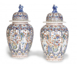 1042.  Pareja de tibores de cerámica esmaltada con decoración de "cashmere palette".Holanda, Delft, S. XIX.