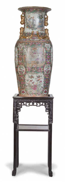 979.  Tibor de porcelana esmaltada y dorada con cartelas decorativas. Cantón, S. XIX.Sobre peana de madera tallada antigua.