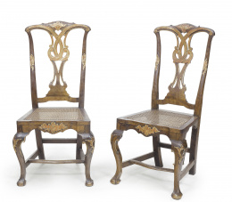 939.  Pareja de sillas estilo Chippendale época Carlos III.Cádiz, h. 1760.Nogal tallado parcialmente dorado con rocallas. 