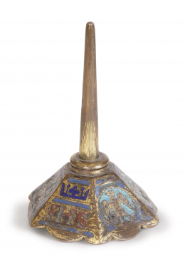 905.  Candelero en bronce y esmalte champlevé ornamentado con motivos heráldicos.Limoges, S. XIV.