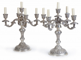 1052.  Pareja de candelabros en plata de cinco brazos de luz, cincelados y repujados.España, mediados del S. XX.