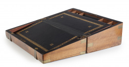 713.  Escritorio de viaje de madera de raíz con aplicaciones de metal.Inglaterra, S. XIX.