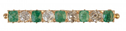 13.  Broche barra de pp. S. XX  con cinco esmeraldas alternado con cuatro diamantes talla antigua