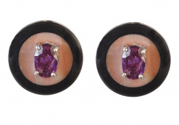 124.  Pendientes en forma de botón con rubí oval coronando disco de coral dentro de marco de ónix 