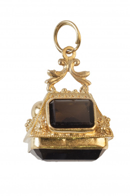 125.  Colgante charm años 50 con diseño de sello piramidal con tres cuarzos fumé facetados
