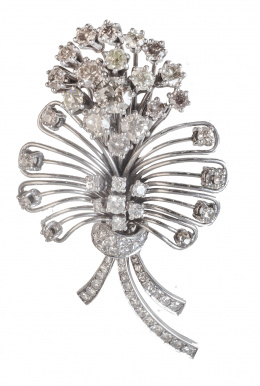 263.  Broche con diseño de ramo con brillantes talla antigua, siendo la parte floral de color brown, el resto blancos