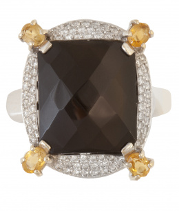 255.  Sortija ovalada con ónix central rectangular facetado, sobre marco oval de pavé de brillantes 