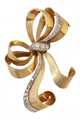 119.  Broche con diseño de lazo doble en oro amarillo con fina cinta de platino con diamantes talla antigua y diamantes talla rosa
