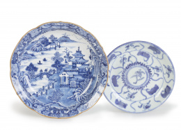 983.  Lote de dos platos en porcelana en azul y blanco, uno con arquitecturas.China, S. XIX.