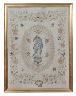1072.  Virgen Inmaculada.Seda bordada con hilos y aplicación de lentejuelas y papel.Trabajo español, S. XIX.
