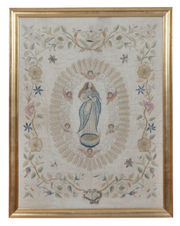 1072.  Virgen Inmaculada.Seda bordada con hilos y aplicación de lentejuelas y papel.Trabajo español, S. XIX.