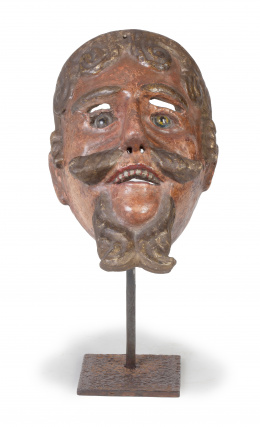 599.  Máscara de carnaval en madera tallada y policromada representando un hombre barbado.Con ojos de pasta vítrea.Guatemala, siglo XVIII.