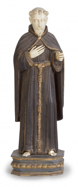 595.  "San Francisco".Escultura en madera tallada con cabeza, manos y pies en marfil. Trabajo indo-portugúes, S. XVII.