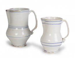 681.  Dos jarros de cerámica esmaltadas en blanco con líneas azul cobalto.Manises, S. XIX.