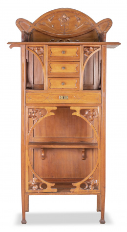 1404.  Mueble Art nouveau de madera tallada.Quizás trabajo catalán, h. 1890.