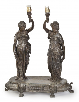 786.  Lámpara en metal con dos figuras clásicas sobre base con motivos renacentistas, primera mitad del S. XX.