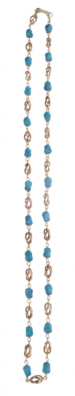 137.  Prog. 8363. Collar de turquesas barrocas unidas por piezas de oro a modo de jaula