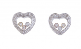 149.  Pendientes de brillantes en forma de corazón, siguiendo modelos de Chopard con centro de cristal que alberga tres chatones de brillantes 
