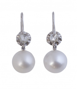 262.  Pendientes largos con perla australiana que pende de diamante talla rosa 