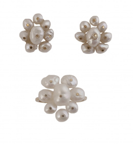 144.  Prog. 3676-3677.  Conjunto de pendientes y sortija con perlas de aljófar que forman motivo de flor