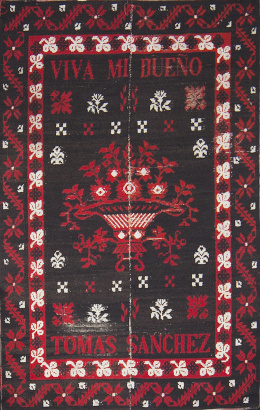 908.  Alfombra en lana de Cantalapiedra con inscripción "Viva mi dueño Tomas Sanchez".Trabajo salmantino, ff. del S. XIX - pp. del XX.