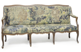 917.  Sofá Luis XV de madera de nogal, tapizado con tapicería de tapiz "verdure". Trabajo francés, mediados del S. XVIII.