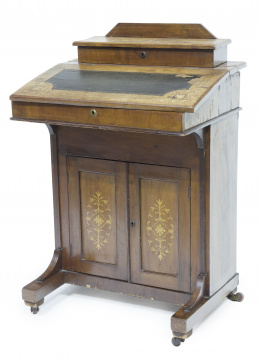 1018.  Davenport eduardino de madera de nogal y marquetería.Inglaterra, pp. del S. XX.
