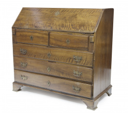 911.  Bureau de estilo inglés de madera de nogal.Trabajo andaluz, S. XVIII.