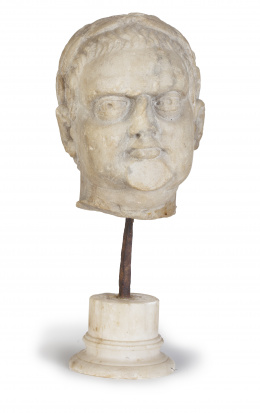 1038.  Cabeza masculina en mármol tallado, sobre peana.Trabajo italiano, S. XVIII.