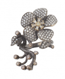 233.  Sortija en forma de flor con rama, en diseño asimétrico, con brillantes y diamantes brown talla trapecio