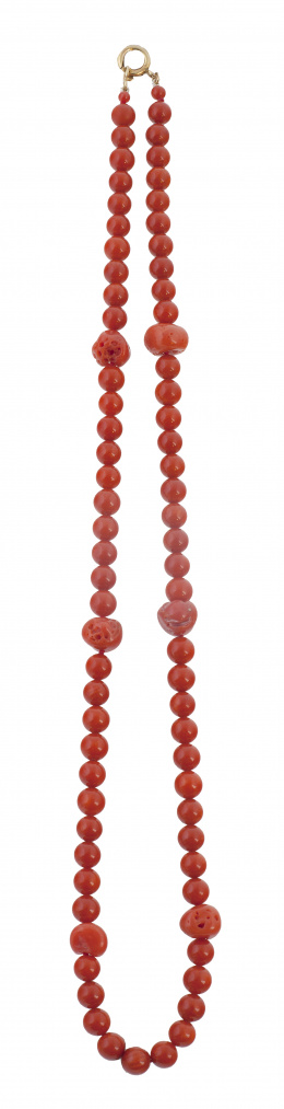 16.  Collar S. XIX de un hilo de coral rojo de cuentas de 5,5 mm alternas con seis cuentas barrocas de mayor tamaño
