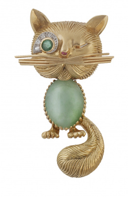 135.  Broche años 50 con diseño de gato siguiendo modelos de Van Cleef con cabuchón de jade