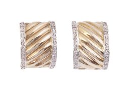 258.  Pendientes con diseño de banda arqueada y gallonada flanqueada por bandas de brillantes