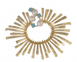 138.  Broche ovalado con diseño de sol, con rayos de oro liso y matizados, y adorno lateral de perlas y turquesas