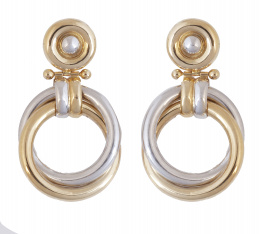 222.  Pendientes con dobles aros tubulares entrelazados, en oro bicolor que penden de disco gallonado