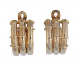 212.  Pendientes criollas anchas con tres gallones adornados por bandas horizontales
