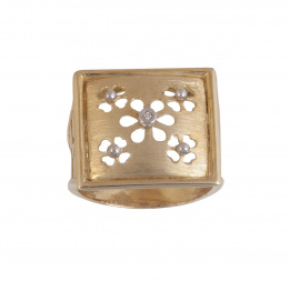 182.  Sortija ancha de frente cuadrado con flores caladas y un brillante en chatón central