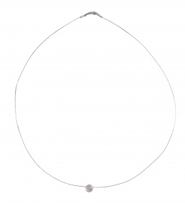 150.  Collar con centro de brillante en chatón de oro blanco mate