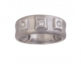 175.  Sortija con tres brillantes en marcos cuadrangulares de oro brillante, sobre aro de oro mate