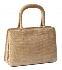 348.  Bolso de piel de cocodrilo color crema con dos asas cortas planas y cierre superior