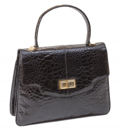 349.  Bolso de piel de cocodrilo negro con asa corta y cierre frontal en dorado y plateado