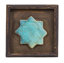 621.  Azulejo de cerámica esmaltada en azul con forma de estrella.Qajar, Persia.
