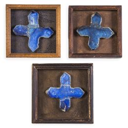 623.  Tres azulejos para alicatado de cerámica esmaltada en azul con forma de cruz.Qajar, Persia.